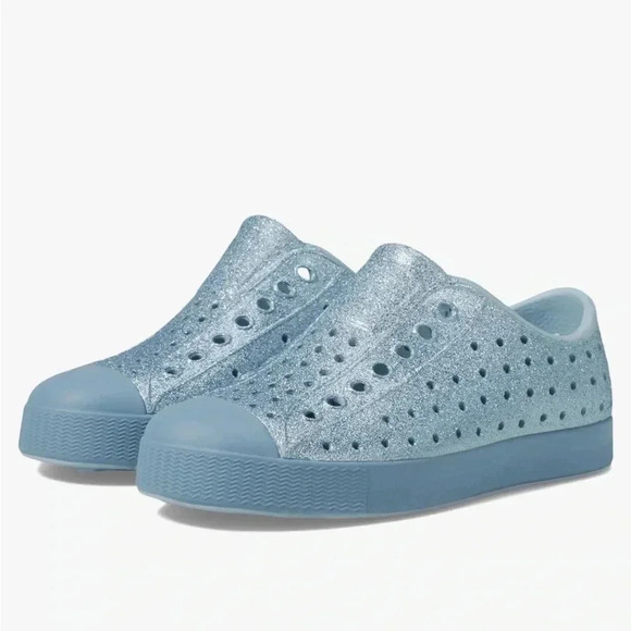 💚 Native Jefferson Hollywood Blue Hydrangea Bling/Shell Kids Shoe - J2 - Picture 1 of 8